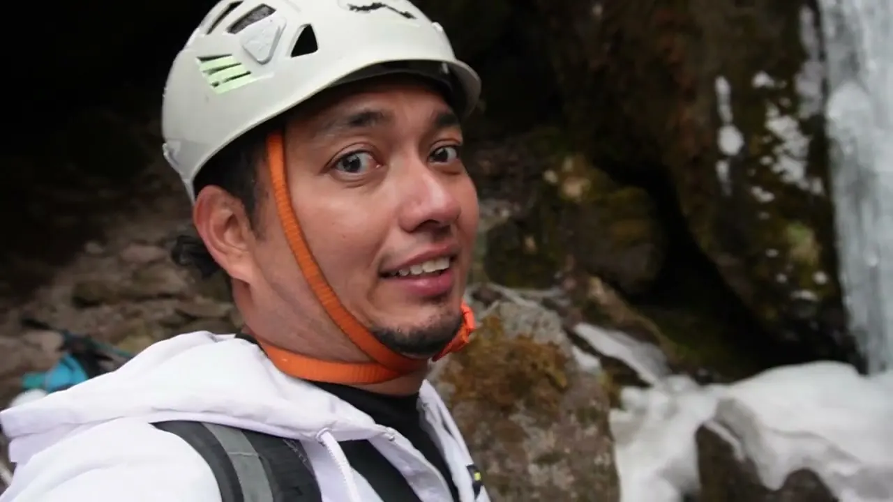 Frente al hielo de la cascada, ya con casco