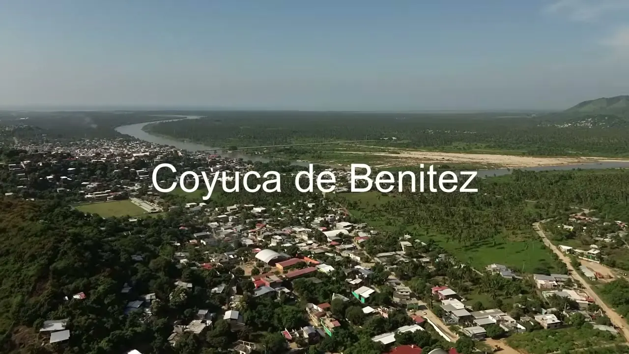 Coyuca de Benítez desde el aire, con el río y la laguna al fondo