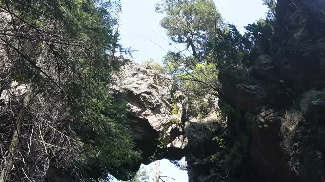 El arco de roca natural escondido en el bosque