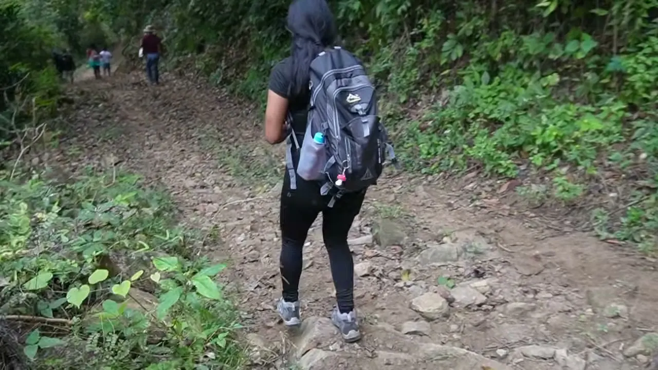 Caminando por el sendero de la sierra rumbo a la cascada