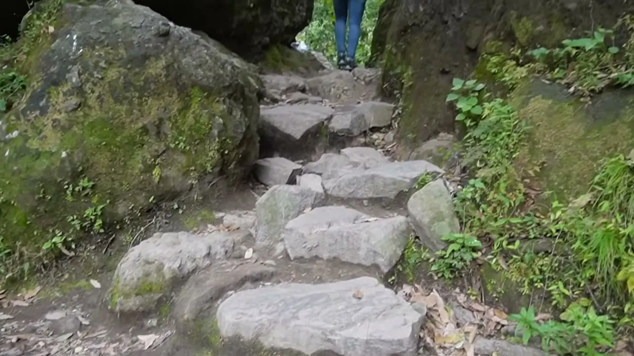 Buena parte del sendero son escalones de piedra