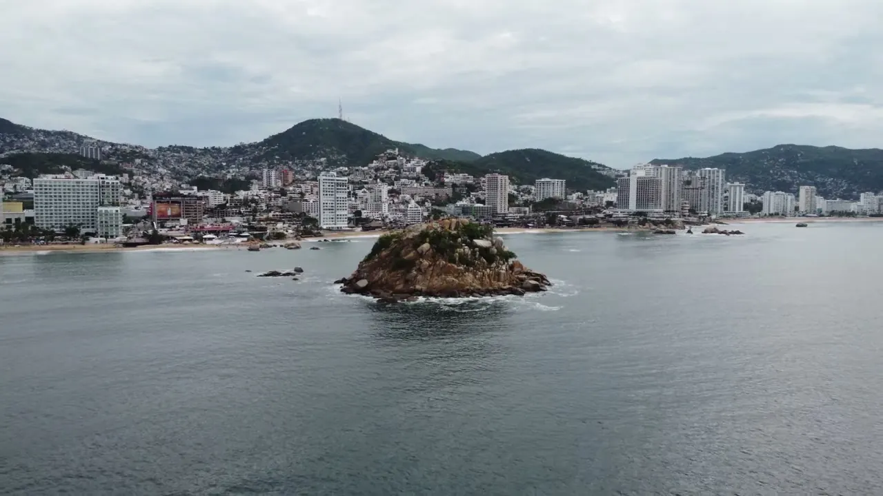 Remé en kayak hasta El Morro (Farallón del Obispo): historia, leyendas y la mejor vista de la bahía
