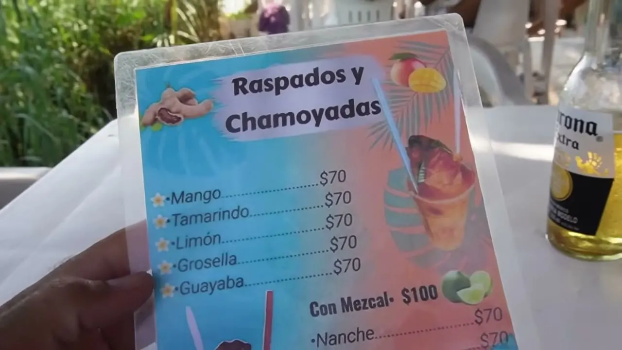 El menú de raspados y chamoyadas, con opción de mezcal
