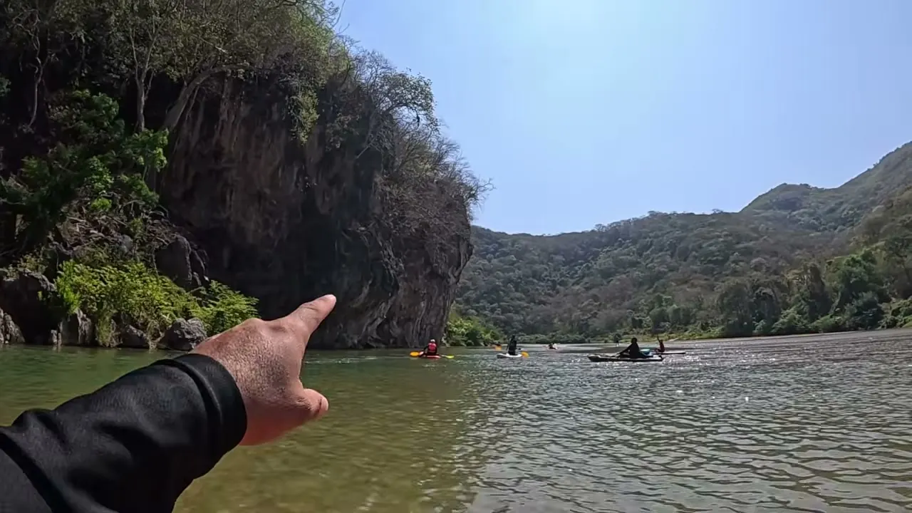 El río entre cerros y acantilados
