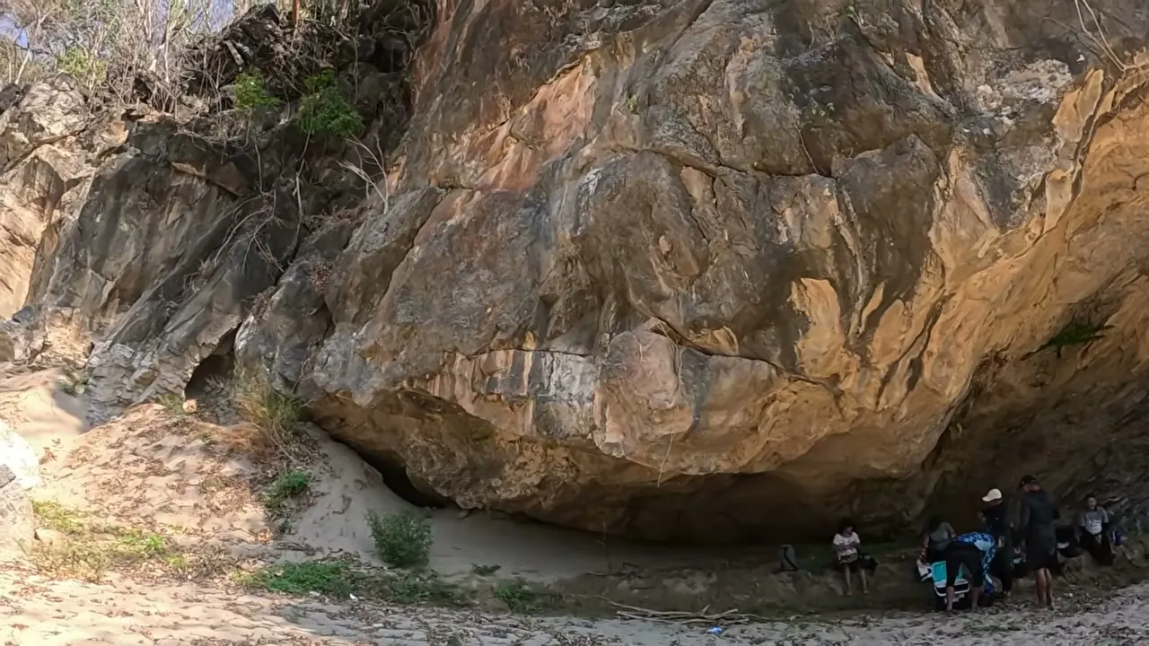 Una de las cuevas a la orilla del río