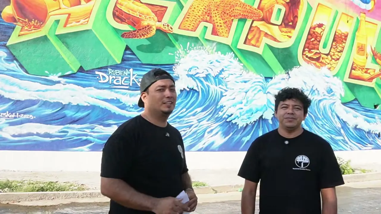 Platicando con Rubén frente a su mural