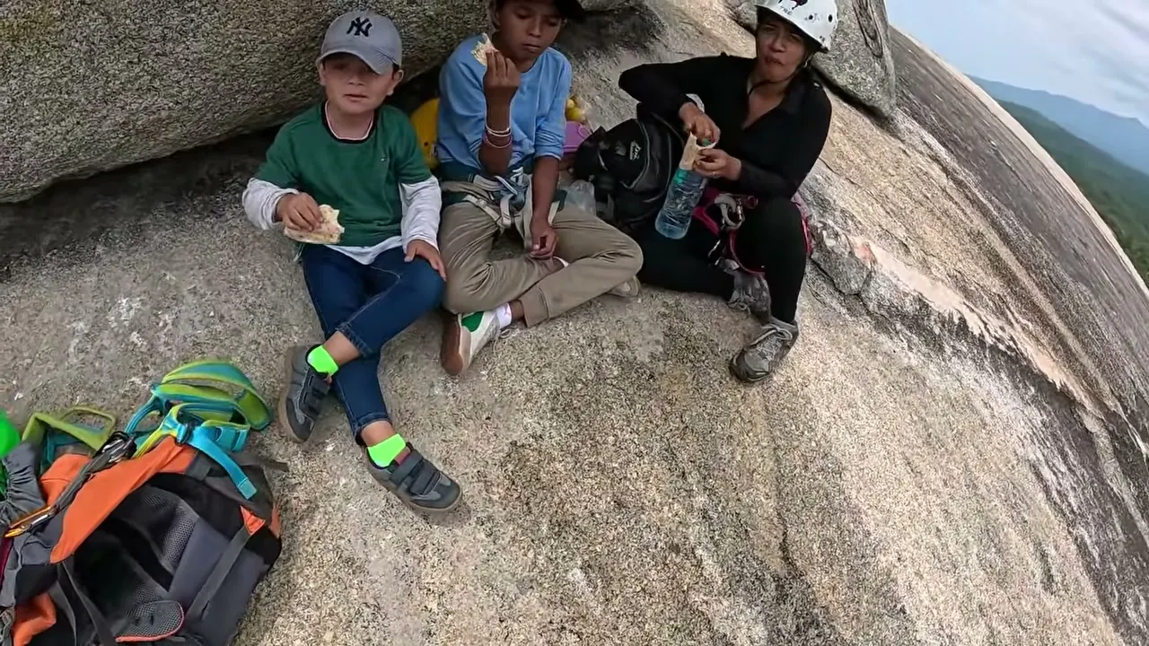 Descansando sobre la roca antes de seguir subiendo