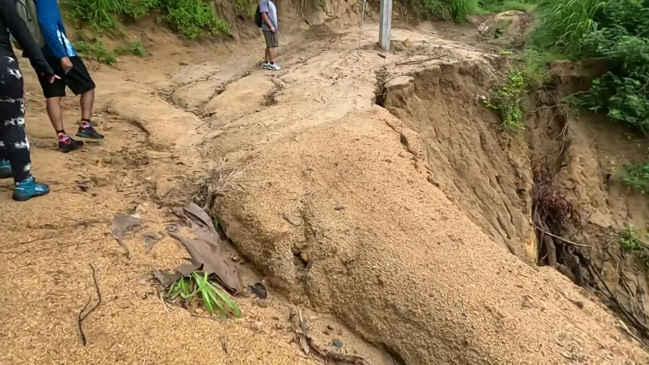 Un tramo del camino donde la tierra se está deslavando
