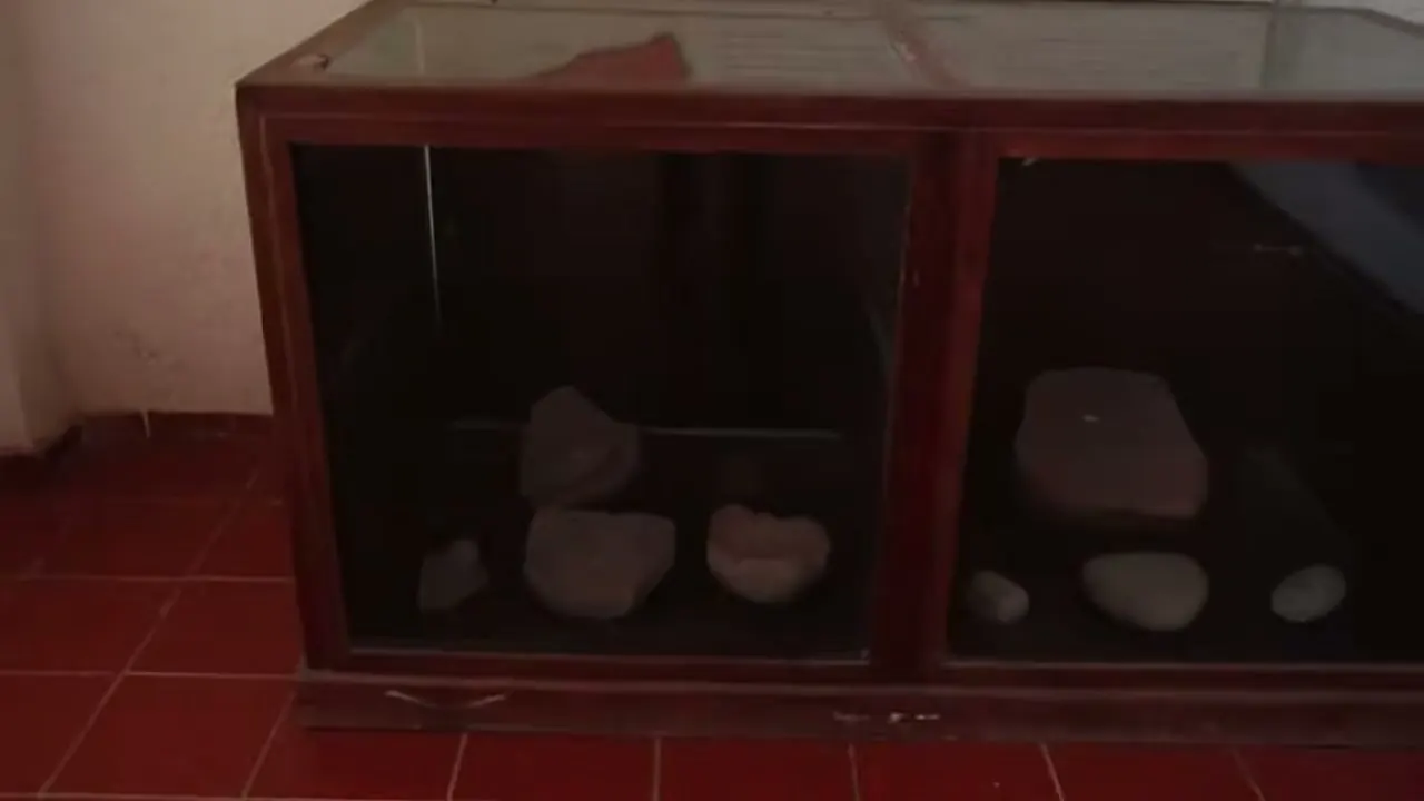 Piezas originales en las vitrinas del museo de sitio